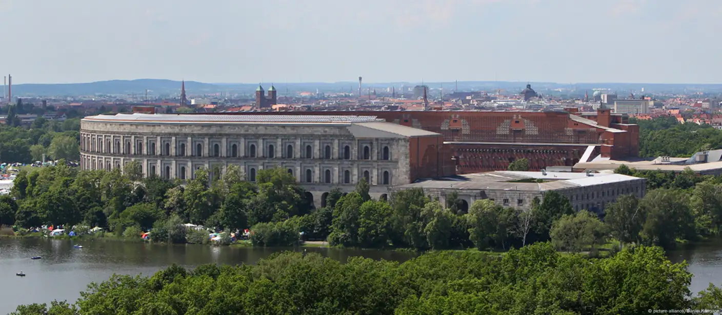 As crianças a construção famoso edifício Nacional Modelo