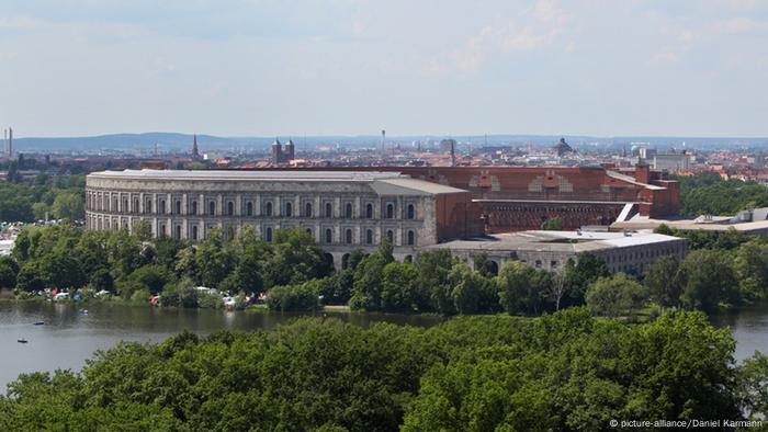 Une photo du grand bâtiment inachevé de la salle des congrès sur l'ancien terrain de rassemblement du parti nazi à Nuremberg. 