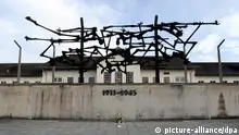 Skulptur über der Außenmauer der KZ-Gedenkstätte Dachau