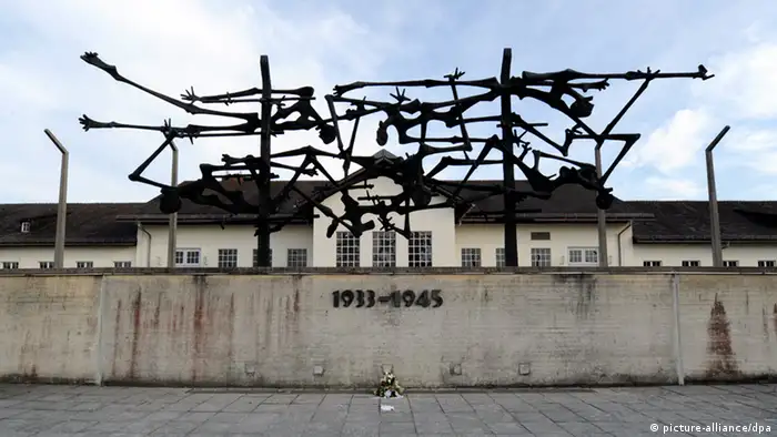 Skulptur über der Außenmauer der KZ-Gedenkstätte Dachau