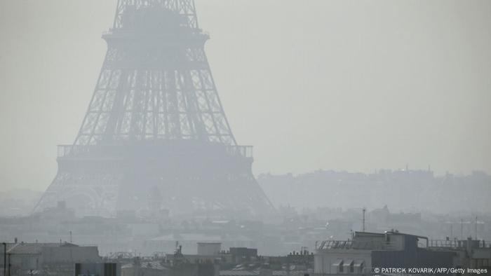 Eiffel Tower in smog