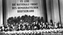 ARCHIV - Blick auf das Präsidium des Deutschen Volksrates während seiner 9. Sitzung am 07.10.1949 in Berlin, am Rednerpult Wilhelm Pieck, später Präsident der DDR. Die Gründung der DDR an diesem Tag erfolgte auch als Antwort auf die Gründung der Bundesrepublik nur wenige Monate zuvor im Mai 1949. Zu Beginn inszenierte sich die DDR mit einem Fackelzug Unter den Linden in Berlin - am selben Ort waren 1933 schon die Nationalsozialisten zu Hitlers Machtübernahme marschiert - und die SED-Führung hielt bis zum Schluss an diesem Ritual fest. Der letzte Fackelzug im Herbst 1989 fand statt, als schon Tausende das Land verlassen hatten. Foto: dpa/Archiv (Wiederholung zu dpa-Themenpaket am 06.10.2009) +++(c) dpa - Bildfunk+++