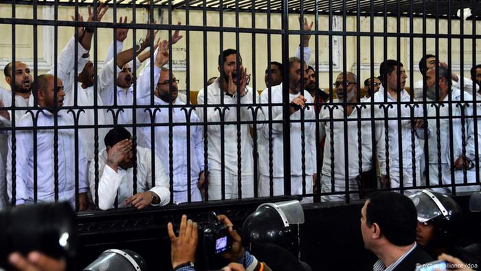 صورة رمزية لمحاكمات لأنصار الرئيس المصري السابق محمد مرسي