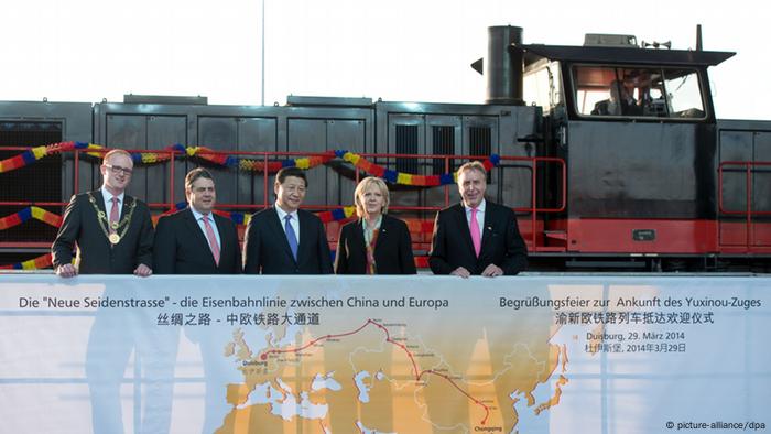 Chinas Staats- und Parteichef Xi Jinping (M) steht am 29.03.2014 in Duisburg (Nordrhein-Westfalen) zwischen Duisburgs Oberbürgermeister Sören Link, Bundeswirtschaftsminister Sigmar Gabriel, NRW-Ministerpräsidentin Hannelore Kraft und Erich Staake, Geschäftsführer des Duisburger Hafens Logport (l-r) vor dem gerade eingefahrenen «Yuxinou»-Zug. Chinas Staats- und Parteichef Xi Jinping (M) steht am 29.03.2014 in Duisburg (Nordrhein-Westfalen) zwischen Duisburgs Oberbürgermeister Sören Link, Bundeswirtschaftsminister Sigmar Gabriel, NRW-Ministerpräsidentin Hannelore Kraft und Erich Staake, Geschäftsführer des Duisburger Hafens Logport (l-r) vor dem gerade eingefahrenen «Yuxinou»-Zug.