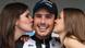 John degenkolb bekommt bei der Siegerehrung zu Gent-Wevelgem Küsschen von zwei Hostessen (Foto: dpa) John degenkolb bekommt bei der Siegerehrung zu Gent-Wevelgem Küsschen von zwei Hostessen (Foto: dpa)