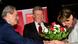Der scheidende Oberbürgermeister von München, Christian Ude, gratuliert seinem Nachfolger, Dieter Reiter und dessen Frau Petra (Foto: picture-alliance/dpa) Der scheidende Oberbürgermeister von München, Christian Ude, gratuliert seinem Nachfolger, Dieter Reiter und dessen Frau Petra (Foto: picture-alliance/dpa)