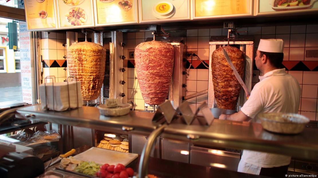 Almanya'da 3 çeşit dönerin servis edildiği bir restoran. Almanya'da 3 çeşit dönerin servis edildiği bir restoran.