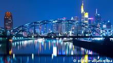 Im Rahmen der Luminale hell erleuchet präsentiert sich die Skyline von Frankfurt am Main am 30.03.2014. Bei der siebten Biennale der Lichtkultur sind in Frankfurt und Umgebung mehr als 182 Lichtkunst-Projekte unterschiedlichster Art zu sehen. Foto: Boris Roessler/dpa