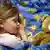 Deutschland Schlafendes Kind mit Teddybär