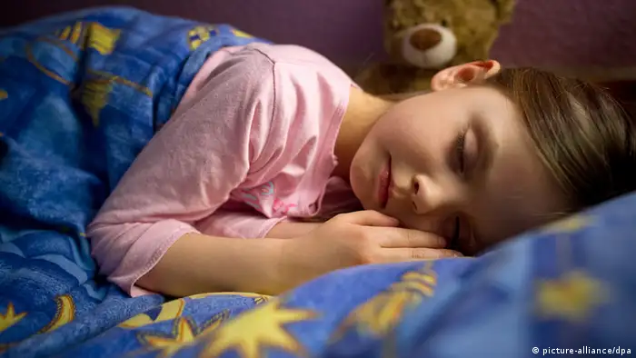 Deutschland Schlafendes Kind mit Teddybär