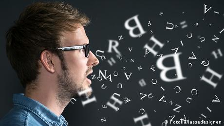 Deutschland Mann mit Brille Sprachen Buchstaben