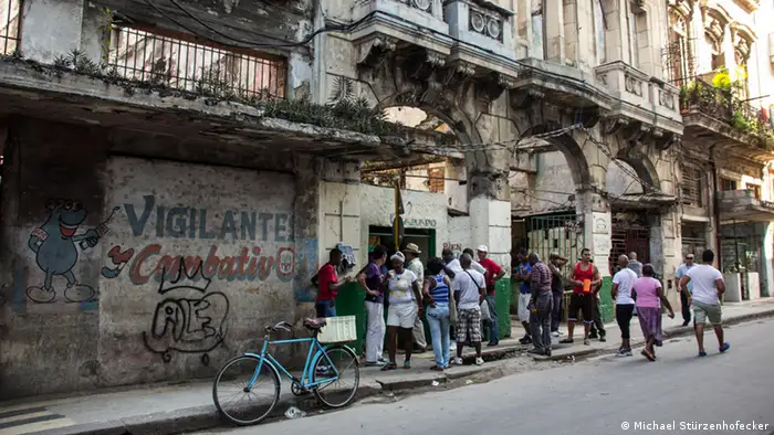 Kuba Havanna Warteschlange (Michael Stürzenhofecker)