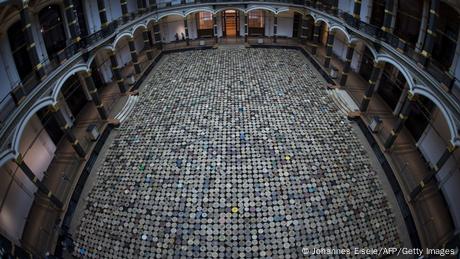 Tausende Hocker füllen 2014 einen Saal im Berliner Martin-Gropius Bau Berlin (APF/Johannes Eisele)