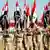 Soldaţii irakieni au salutat adoptarea legii fundamentale de către populaţie.