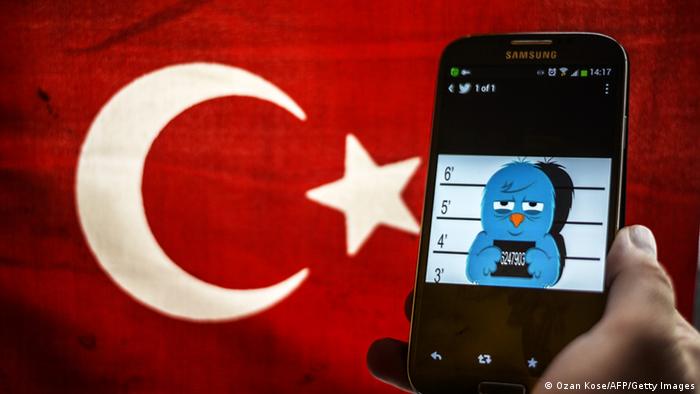 Türkische Fahne, davor ein Smartphone (Foto: OZAN KOSE/AFP/Getty Images)