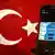 Die türkische Fahne und ein Smartphone mit einem Twitter-Symbol (Foto: afp)