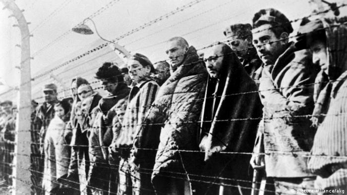 Überlebende Häftlinge des Konzentrationslagers Auschwitz nach der Befreiung 1945 (picture-alliance/akg)