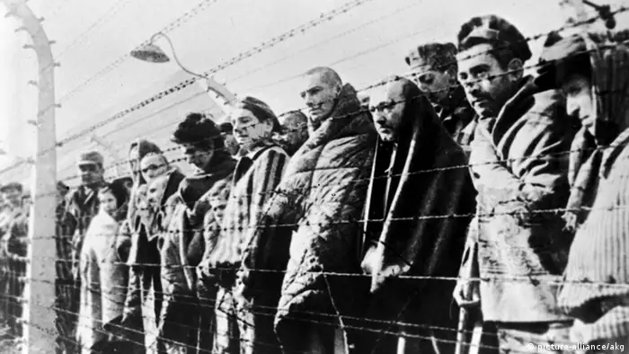 ?berlebende H?ftlinge des Konzentrationslagers Auschwitz nach der Befreiung 1945 (picture-alliance/akg)