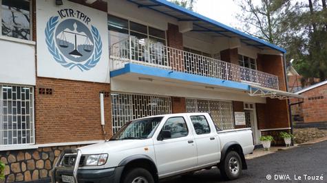 Otirgan qiz porno video