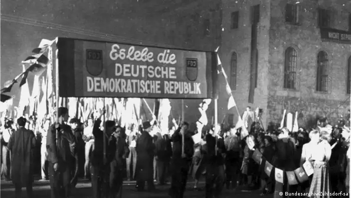 Fackelzug zur Gründung der DDR 1949 (Bundesarchiv/Zühlsdorf-sa)