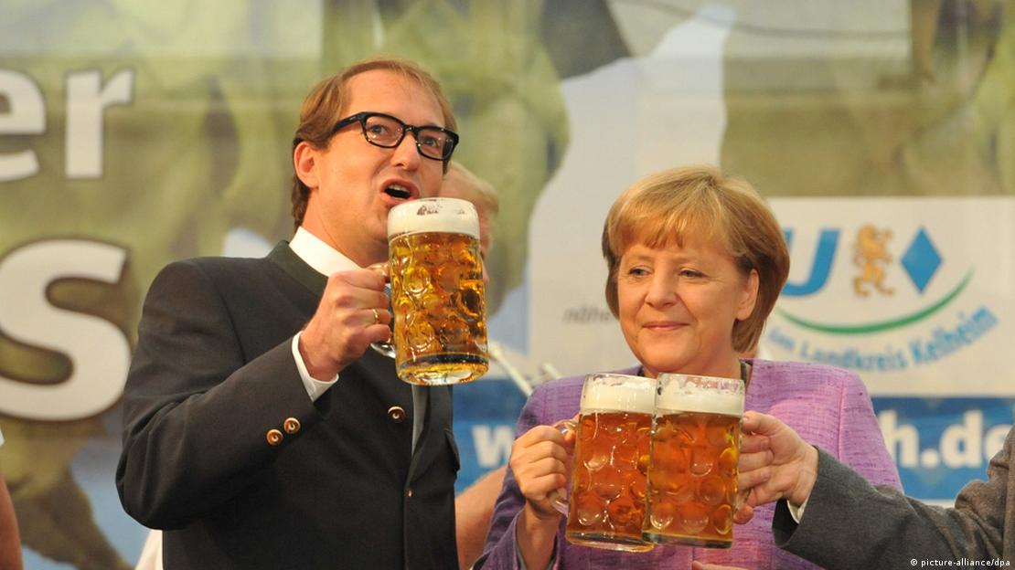 Dobrindt trinkt Bier. Via DW, Umstrittene Null-Promille-Grenze, 3.4.2014 Dobrindt trinkt Bier. Via DW, Umstrittene Null-Promille-Grenze, 3.4.2014