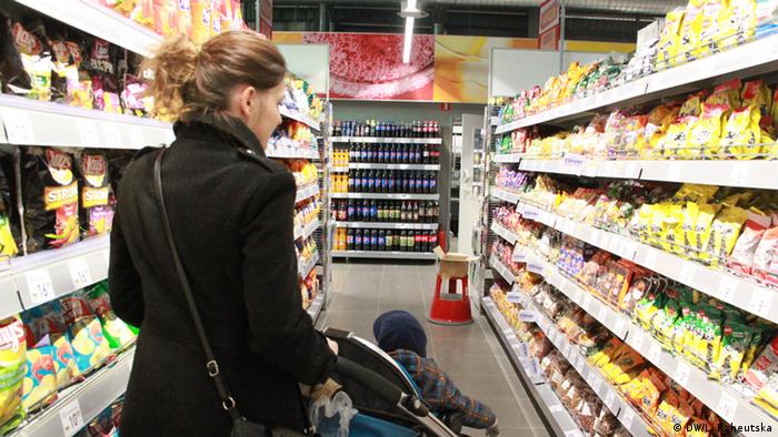 Frau in einem Supermarkt (Foto: DW/L. Rzheutska)