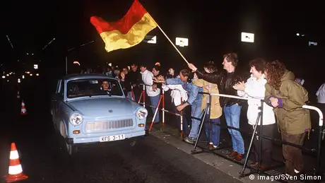 Deutschland Mauerfall Grenzöffnung Berlin Trabi vor Grenzübergang 