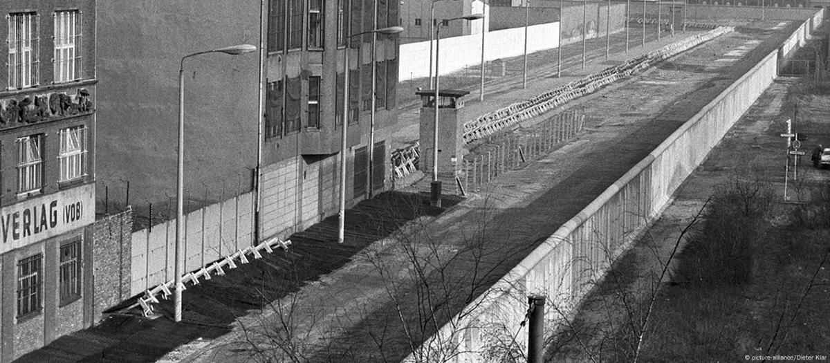 PUTTING BACK THE WALL Berlin 洋書 hq720.jpg?sqp=-
