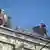 Proteste in der Ukraine: Hekcenschützen auf einem Dach in Kiew (Foto: picture alliance/dpa)