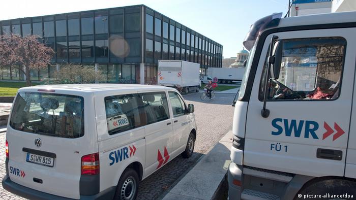 SWR Übertragungswagen vor dem Landtagsgebäude (Foto: dpa/picture alliance)