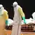Медперсонал в Гвинее транспортирует тело умершего от Эбола
