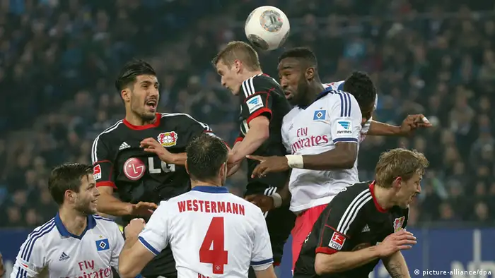 Leverkusen and Hamburg players contest a header