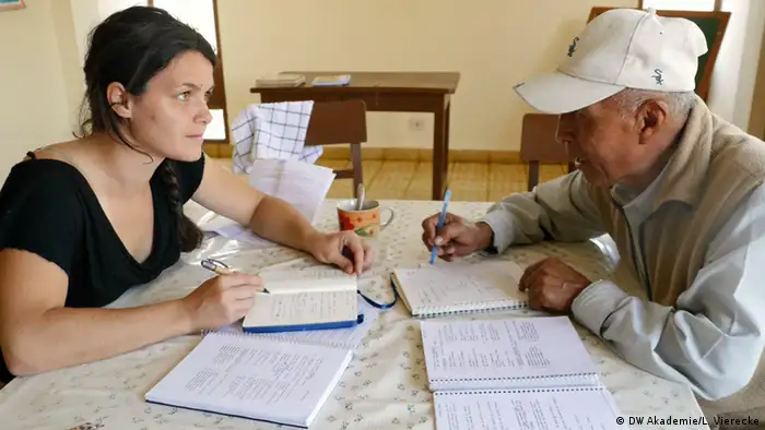 Linda Vierecke explores Quechua with the help of teacher, Daniel Cotari (photo: DW Akademie).