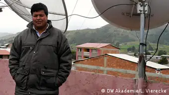A staff member at Colomi’s local radio station, which broadcasts in Quechua (photo: DW Akademie/Linda Vierecke).