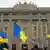 Українські прапори на тлі Харківської ОДА