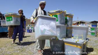 Wahlurnen werden nach Kabul gebracht (Foto: AFP/Getty Images)