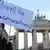 Ein Mann protestiert mit einem Plakat vor dem Brandenburger Tor in Berlin gegen die gegen die Vorratsdatenspeicherung