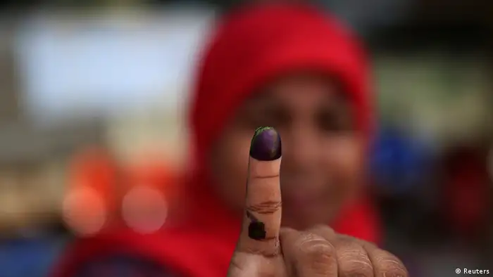 Indonesien Wahlen Parlamentswahlen Wählerin Finger