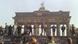 Menschen auf der Berliner Mauer vor dem Brandenburger Tor (Archivbild: AP) Menschen auf der Berliner Mauer vor dem Brandenburger Tor (Archivbild: AP)