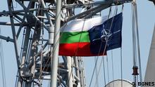 NATO-Flagge und bulgarische Flagge in Sofia, Bulgarien, bezüglich des 10-jährigen Jubiläums der Mitgliedschaft Bulgariens in NATO.