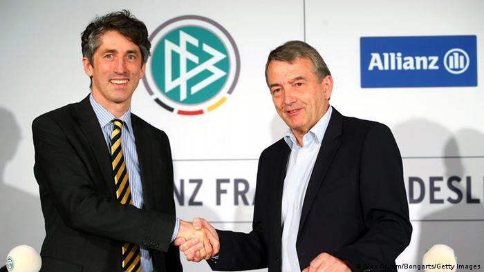 DFB-Präsident Wolfgang Niersbach und Allianz-Vorstandsmitglied Bernd Heinemann bei der Vertragsunterzeichnung. Foto: Getty Images