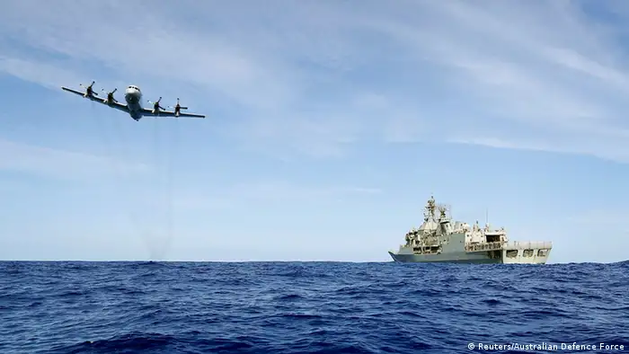 Eine Royal Australian Air Force (RAAF) AP-3C Orion fliegt niedrig, um das australische Navy-Schiff HMAS Toowoomba mit Gütern zu beliefern (Foto: Reuters/Australian Defence Force)