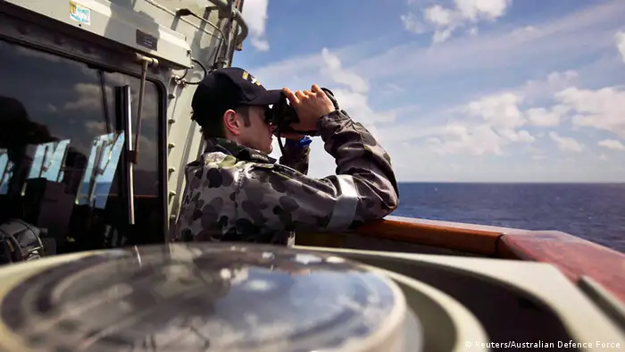 Beobchter auf australischer Marine HMAS Toowoomba (Foto: Reuters/Australian Defence Force)