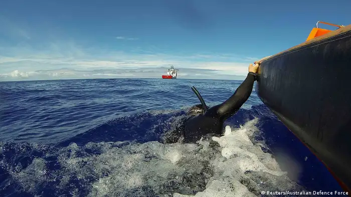 Taucher der Ocean Shield versuchen auch Trümmerteile im Meer zu erspähen. (Foto: Reuters/Australian Defence Force)