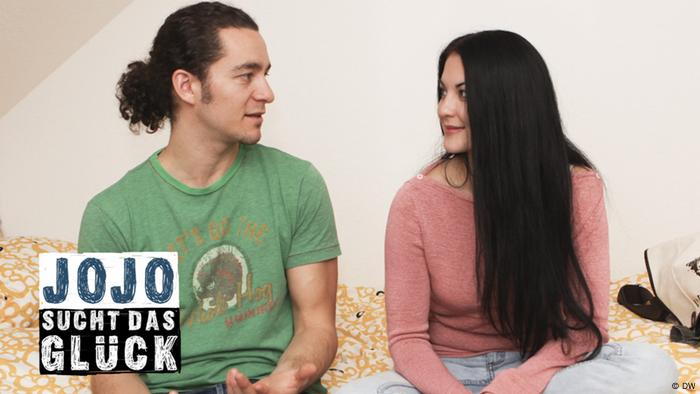 Reza und Jojo unterhalten sich. (DW)