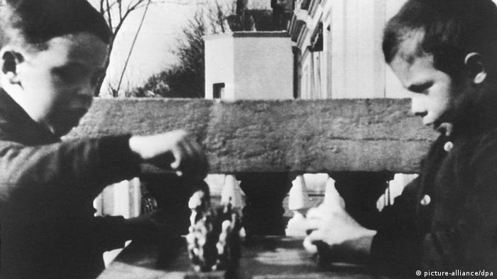 Helmut Schmidt als Kind beim Schachspiel