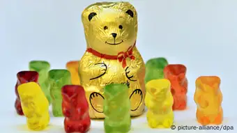 Deutschland Wirtschaft Haribo Gummibärchen und Teddy der Firma Lindt
