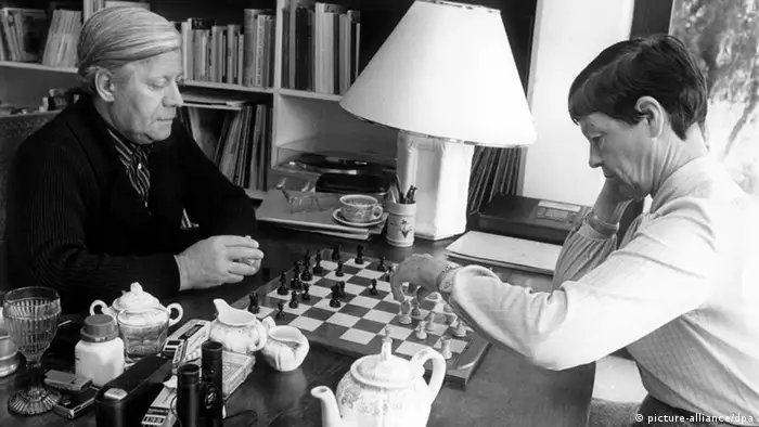 Helmut Schmidt und seine Frau Loki beim Schachspielen
