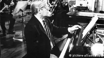 Helmut Schmidt als Pianist in in der Tonhalle in Zürich. (c) dpa - Report