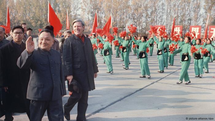 1975年，联邦德国总理赫尔穆特·施密特访问中国，负责接待他的是时任国务院副总理邓小平。施密特是德中两国建交后首位访问中国的德国总理，也是唯一一位与毛泽东见过面的德国总理。卸任后，他也一直十分重视中国在世界舞台上的地位。施密特后来被中国官媒称为“帮助西方了解中国的老朋友”。